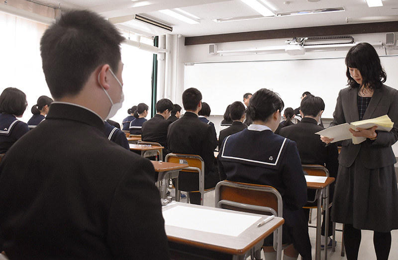 試験開始を待つ受験生ら=鳥取市立川町5の鳥取東高で、阿部絢美撮影