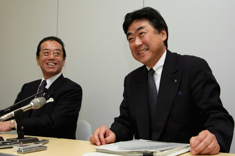 積水ハウスの社長就任会見に笑顔でのぞむ阿部俊則氏(右)。左は和田勇社長(当時)=2008年3月3日、森田剛史撮影