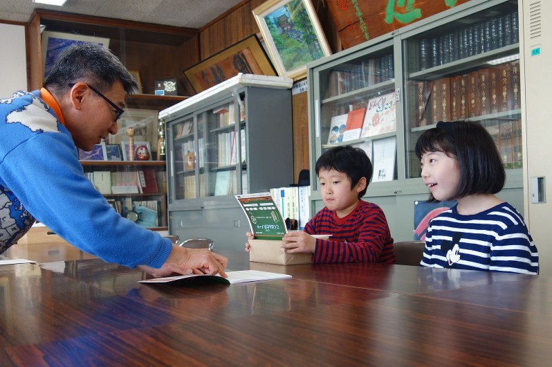 児童にノートの使い方を説明する松田特任教授=仙台市青葉区で