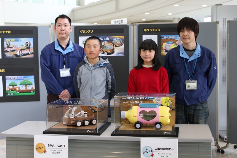 夢のくるまコンテスト 受賞作でモデルカー 上位２人のイラスト模型化 贈呈 大府の小５ ６年生 愛知 毎日新聞