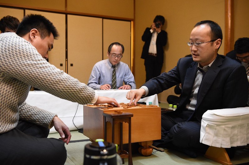 A級順位戦最終局の感想戦で対局を振り返る三浦弘行九段(左)と渡辺明棋王(右)=静岡市葵区の浮月楼で3日午前0時10分、丸山博撮影