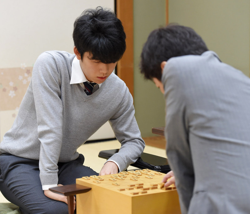 王将戦１次予選で千日手の指し直しとなり杉本昌隆七段（右）と対局する藤井聡太六段＝大阪市福島区の関西将棋会館で２０１８年３月８日午後、川平愛撮影　