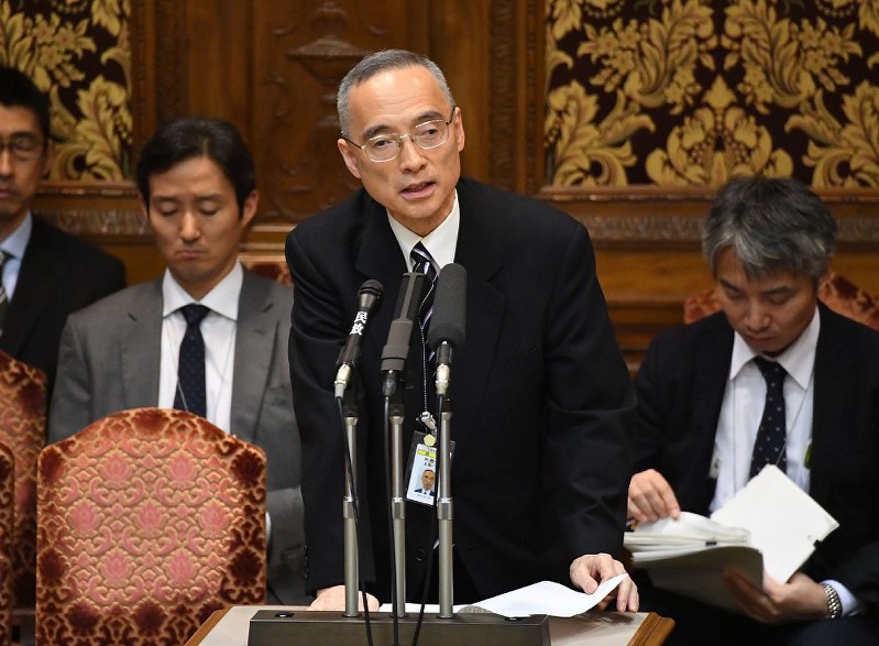 参院予算委員会で学校法人「森友学園」への国有地売却問題を巡る財務省の決裁文書疑惑について答弁する同省の太田充理財局長＝国会内で２０１８年３月５日午後３時１７分、川田雅浩撮影