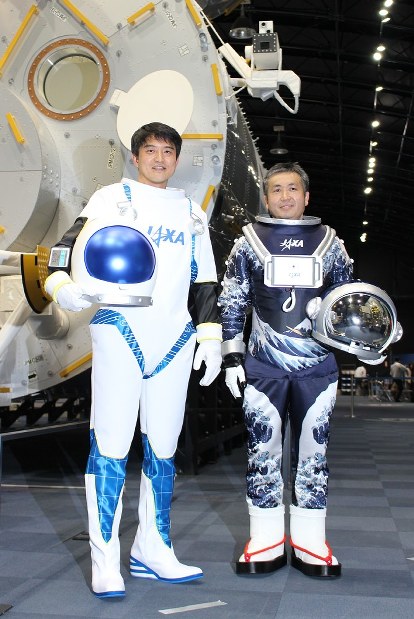 JAXA：宇宙服ファッションショー モデルは若田さんら | 毎日新聞