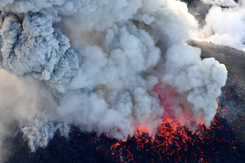 新燃岳：火山ガスも急増、溶岩が火口内を上昇か | 毎日新聞