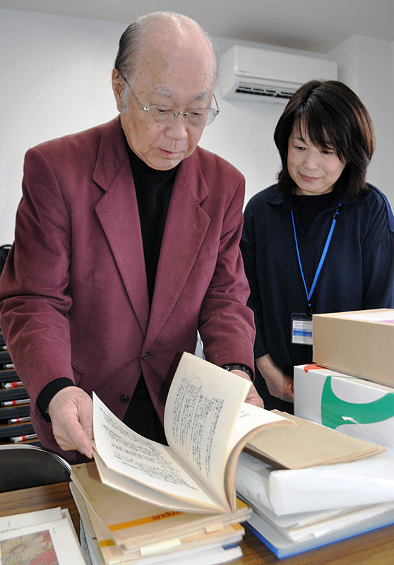 琵琶湖周航の歌研究44年間の資料を手にする飯田忠義さん(左)と、託された琵琶湖周航の歌資料館の村井佳子館長=滋賀県高島市今津町で、塚原和俊撮影