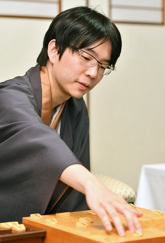 久保利明王将を破り、感想戦で対局を振り返る挑戦者の豊島将之八段=島根県大田市のさんべ荘で2018年3月7日午後5時59分、川平愛撮影