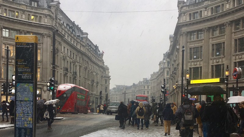 5年ぶりの大雪を記録した英国。地下鉄やバスの運行に大幅な遅れが出た=ロンドン市で2018年3月2日、三沢耕平撮影