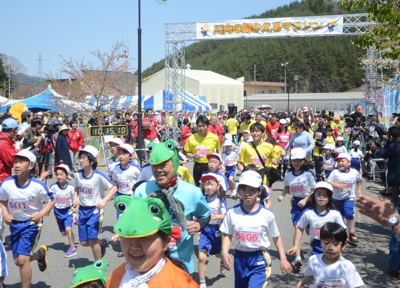 昨年4月にあった「第2回川内の郷かえるマラソン」には全国から約1500人のランナーが参加した