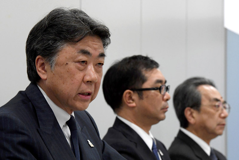 記者会見する積水ハウスの(左から)阿部俊則会長、仲井嘉浩社長、稲垣士郎副会長=大阪市中央区で2018年3月8日、久保玲撮影