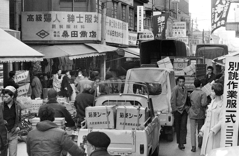 人と車でごった返す大阪・船場地区=1966年撮影
