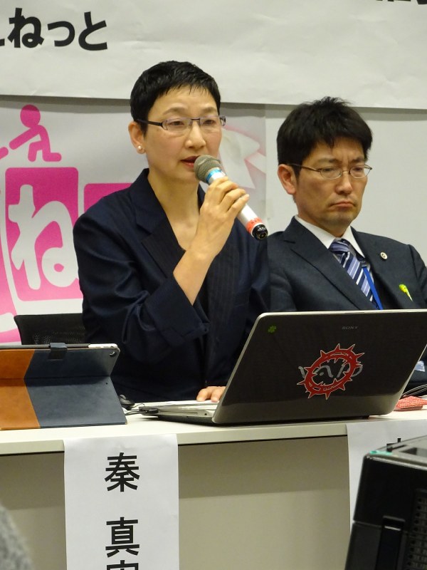 記者会見する辛淑玉さん=東京都千代田区で2018年3月8日、青島顕撮影