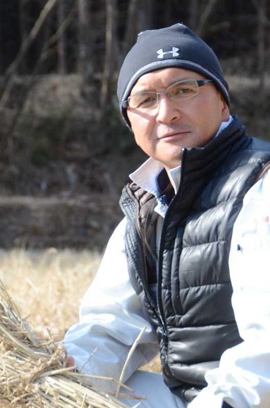 愛知県豊田市出身。福島県いわき市四倉(よつくら)町に1人で暮らし、知り合いの農家や飲食店を手伝っている。