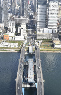 架設工事中だった首都高速晴海線の橋桁（手前中央）＝東京都中央区で２０１５年４月２２日、本社ヘリから
