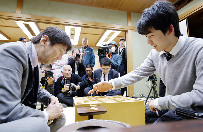 感想戦で笑顔で対局を振り返る藤井聡太六段(右)と杉本昌隆七段=大阪市福島区で2018年3月8日午後7時23分、貝塚太一撮影