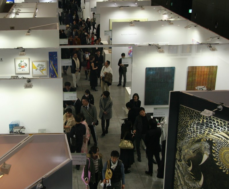 幅広い作品が並ぶ「アートフェア東京2018」=千代田区で