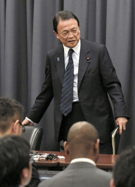 記者会見を終えて席を立つ麻生太郎財務相＝東京都千代田区で２０１８年３月９日、西本勝撮影