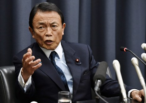 記者会見する麻生太郎財務相＝東京都千代田区で２０１８年３月９日午後８時１分、西本勝撮影