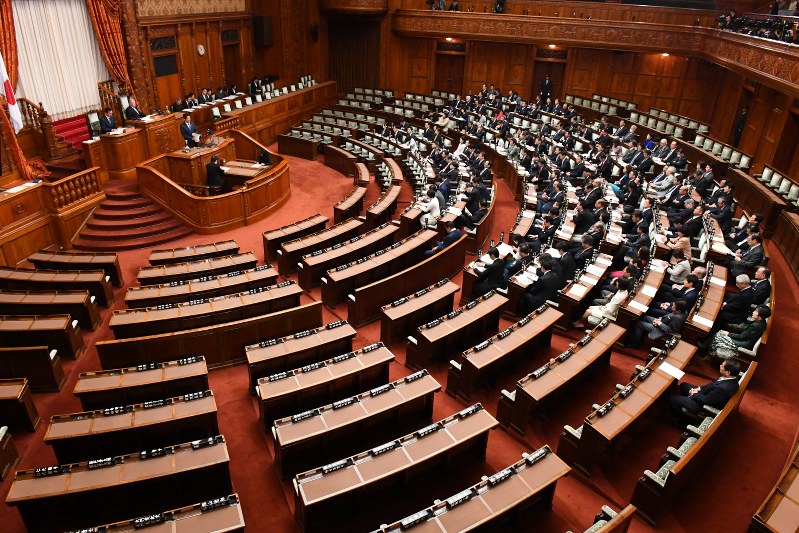 野党が欠席したまま開かれた参院本会議。左奥は答弁する安倍晋三首相=国会内で2018年3月9日午前10時41分、川田雅浩撮影