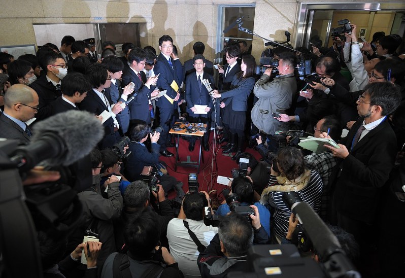 国税庁長官を辞任し、集まった報道陣の取材に応じる佐川宣寿氏(中央)=財務省で2018年3月9日午後8時56分、手塚耕一郎撮影