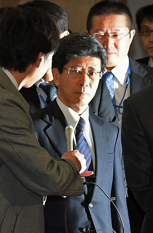 辞表を提出するため、大臣室に向かう佐川宣寿国税庁長官(中央)=財務省で2018年3月9日午後7時16分、手塚耕一郎撮影