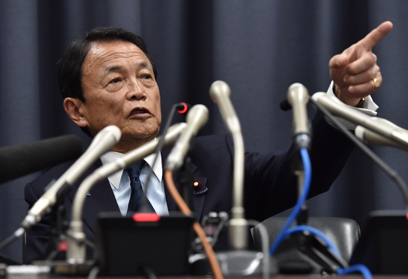 記者会見をする麻生太郎財務相=東京都千代田区で2018年3月9日午後8時半、西本勝撮影