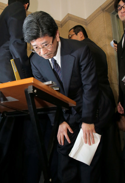 国税庁長官を辞任し頭を下げる佐川宣寿氏＝財務省で２０１８年３月９日午後９時１２分、和田大典撮影