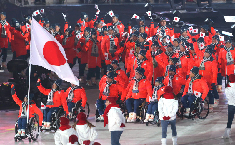 旗手の村岡桃佳を先頭に入場行進する日本選手団=平昌五輪スタジアムで2018年3月9日午後8時40分、宮武祐希撮影