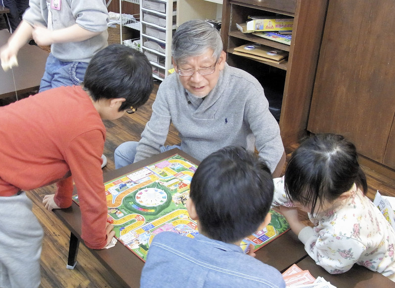 本橋武久さん(中央)は外を歩いていると、子ども食堂で顔見知りになった子に「おじいちゃん、どこいくの」と声をかけられる=埼玉県越谷市で、稲田佳代撮影