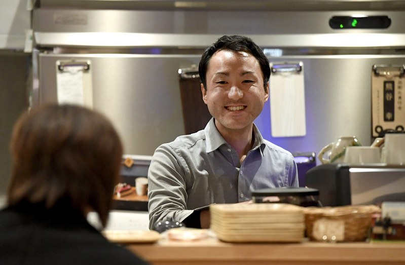 古里に戻り、かさ上げされた市街地でカフェを開いた熊谷幸さん。次々に常連客が来店し、店内には笑顔が絶えない=岩手県陸前高田市で11日午後6時23分、竹内紀臣撮影