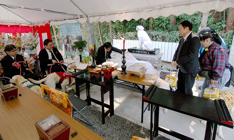 「日本介助犬使用者の会」の木村佳友会長(左端)ら補助犬使用者が参加して行われた引退補助犬慰霊碑の除幕=奈良県葛城市竹内の宝塚動物霊園・奈良分院で、高尾具成撮影
