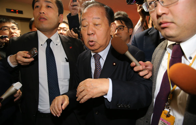 財務省株らから説明を受け自民党本部を出る二階俊博幹事長(中央)=東京都千代田区で2018年3月12日午後0時14分、長谷川直亮撮影