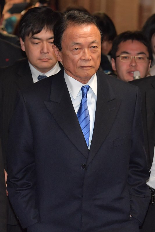 大臣室に向かう麻生太郎財務相(中央)=東京都千代田区で2018年3月12日午前11時59分、西本勝撮影