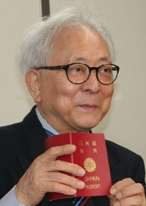 原告の野川さんは記者会見で、日本国籍喪失に伴い穴が開けられて無効化されたパスポートを示した=東京・霞が関の司法記者クラブで2018年3月12日、近松仁太郎撮影