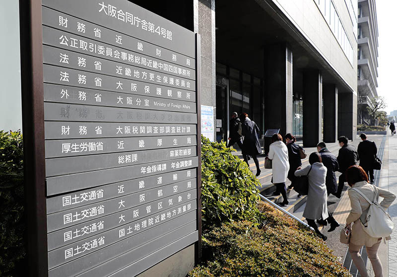 近畿財務局が入った合同庁舎に登庁する職員ら=大阪市中央区で2018年3月12日午前8時48分、三村政司撮影