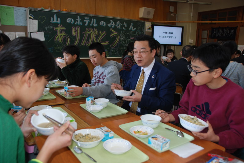 卒業間近の6年生と給食を共にする稲本支配人=箱根の森小で