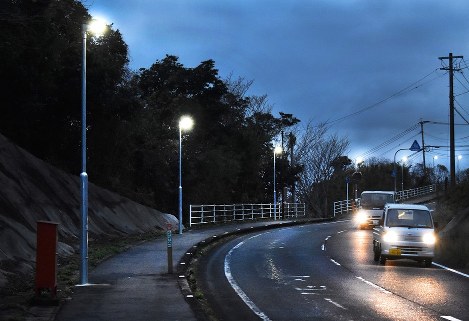 玄海原発１号機の廃炉交付金を使って設置された街路灯。原発依存からの脱却は容易ではない＝佐賀県玄海町で昨年１２月、遠山和宏撮影
