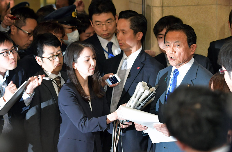 学校法人「森友学園」への国有地売却に関する決裁文書の改ざんについて報道各社の取材に応じる麻生太郎財務相(右)=東京・霞が関の財務省で2018年3月12日午後2時6分、西本勝撮影