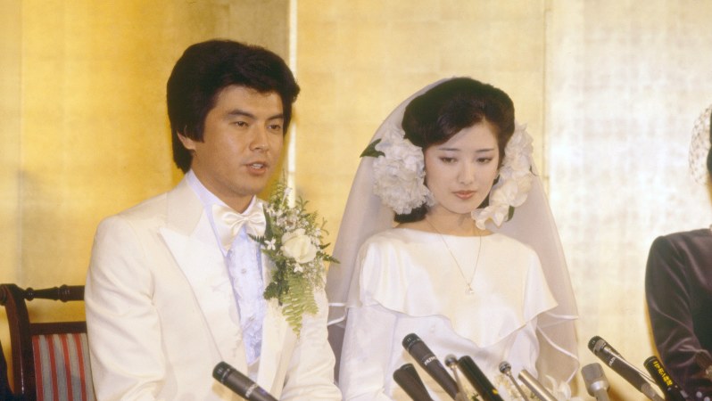 1980年は山口百恵さんと三浦友和さんが結婚した年=毎日グラフ1980年12月7日号から