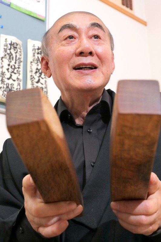 長年使い続けた柝を手に話をする歌舞伎狂言作者の竹柴正二=和田大典撮影