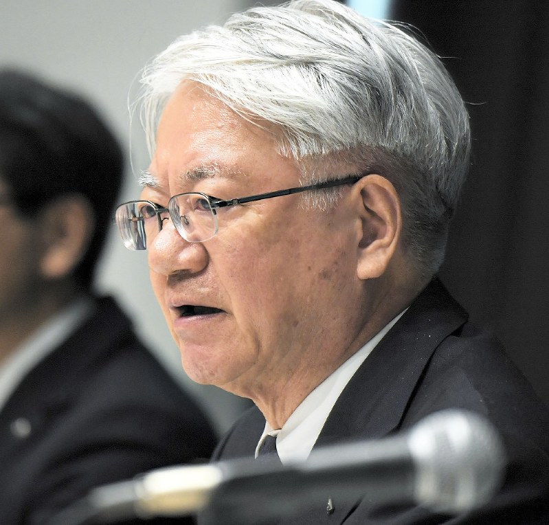 辞任表明する神戸製鋼所の川崎博也会長兼社長=東京都中央区で2018年3月6日、手塚耕一郎撮影
