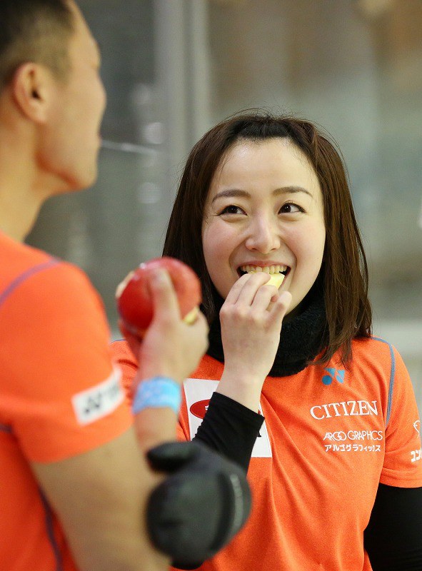 カーリング 藤沢五月 山口剛史組は初戦快勝 写真特集8 14 毎日新聞