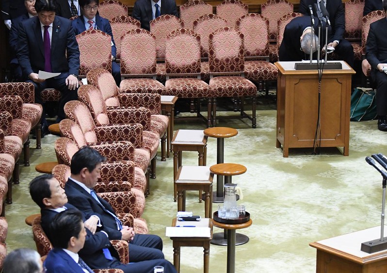 参院予算委の集中審議で財務省の決裁文書改ざん問題について頭を下げて謝罪する同省の太田充理財局長(右奥)。左手前は安倍晋三首相、左手前から2人目は麻生太郎財務相=国会で2018年3月14日午前9時12分、宮間俊樹撮影