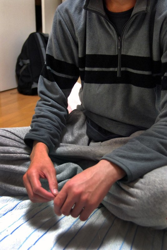 ヤミ金業者に銀行口座を売った体験を語る男性=熊本県内で