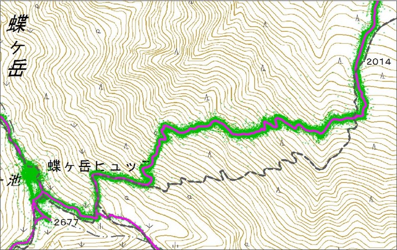 蝶ケ岳付近の地図。点線が修正前の登山道。太い線が多数の登山者が歩いて記録した経路で、道はその中心部に修正された=国土地理院提供