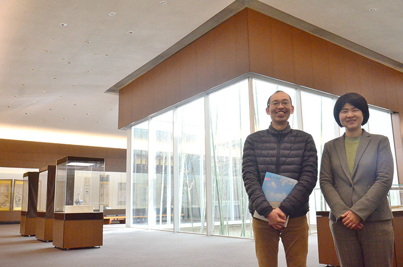 展示室の竹の庭の前に立つ学芸員の古川攝一さん(左)と都甲さやかさん=奈良市で、中津成美撮影