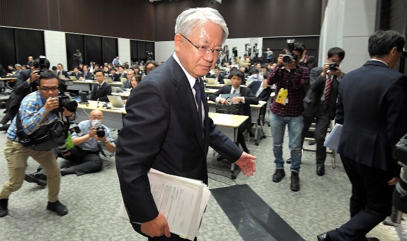 記者会見を終えて退席する神戸製鋼所の川崎博也会長兼社長=2018年3月6日、手塚耕一郎撮影