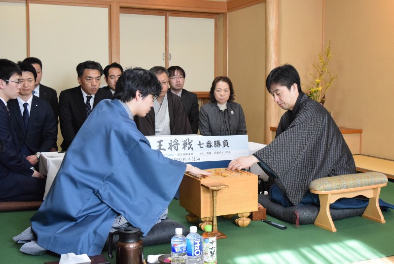 対局に臨む久保王将(右)と豊島八段=松本市の松本ホテル花月で