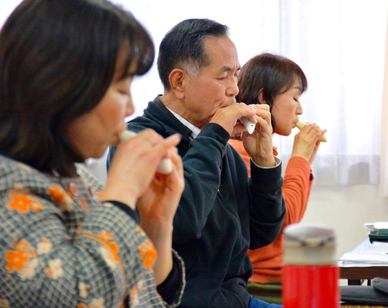 命をつむぐ 日航ジャンボ機墜落事故３３年 慰霊のオカリナ 継承に熱 メンバー高齢化に危機感 群馬 毎日新聞