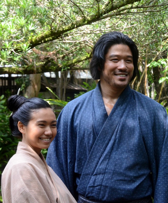 奄美大島での撮影に入った鈴木亮平さん(右)と二階堂ふみさん
